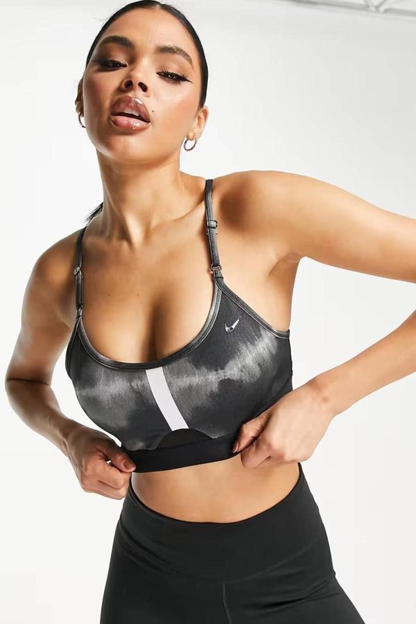 Nike Women's Indy Dye Allover Print Sports Bra Kadın Spor Sütyen Büstiyer Siyah Gri - Image 1