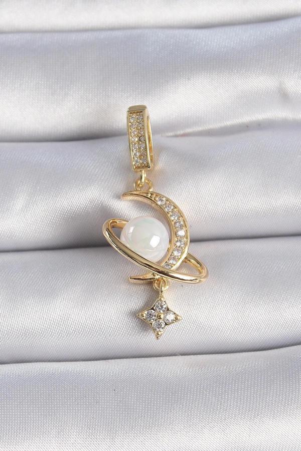 Pirinç Gold Renk Zirkon Taş Detaylı Hilal Model Sallantı İncili Ajda Charm - Image 1