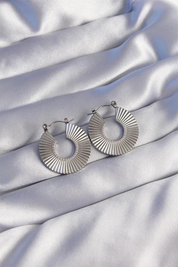 316L Çelik Gümüş Renk Oval Çizgili Plaka Küpe - Image 1