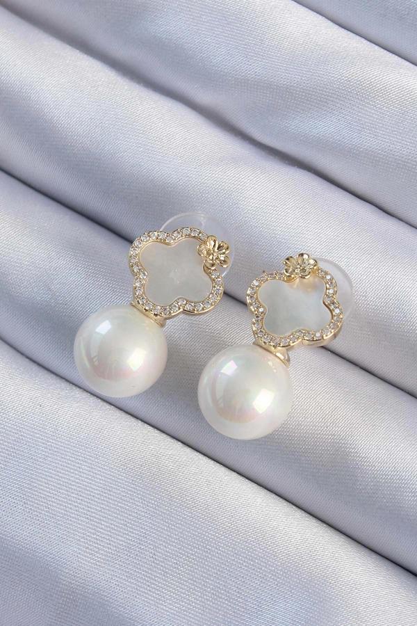 Pirinç Altın Renk Zirkon Taşlı Minimal Çiçek Tasarımlı Kadın Küpe - Image 1