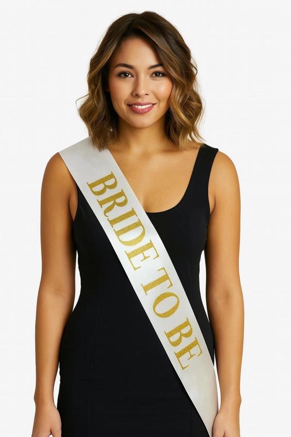 Beyaz Saten Üzerine Kalın Altın Yazılı Bride To Be Kuşağı - Image 1