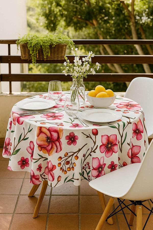 Yuvarlak Çiçek Desenli Duck Kumaş Masa Örtüsü 150x150 Cm  - Image 1