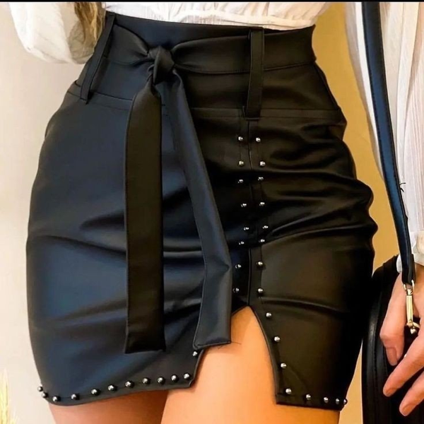 Kadın Kalın Kemerli Kuşaklı Bir Tarafı Taşlı Küçük Yırtmaçlı Deri Mini Etek - Image 1