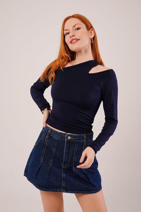Omuz Dekolte Detaylı Lacivert Bluz - Image 1