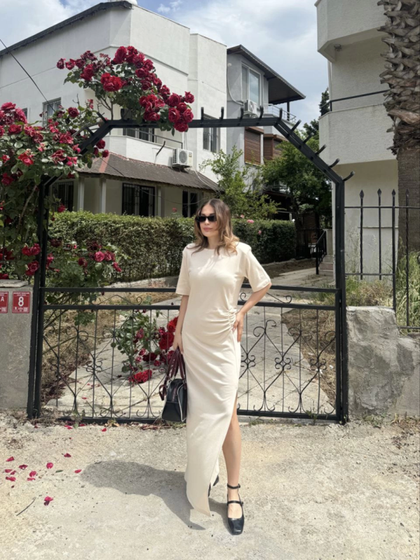 Kısa Kollu Uzun Yandan Yırtmaçlı Elbise - Beyaz - Image 1