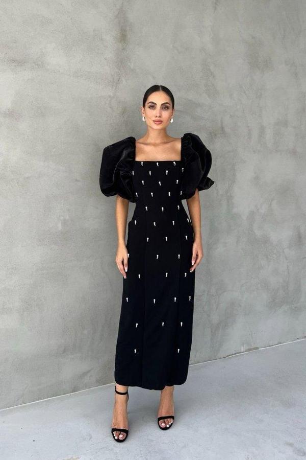 Siyah İşlemeli Kolu Garnili Elbise - Image 1