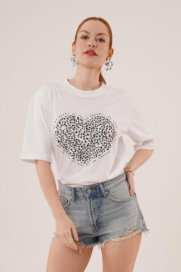 Kalp Baskılı Crop Beyaz Tişört - Image 1