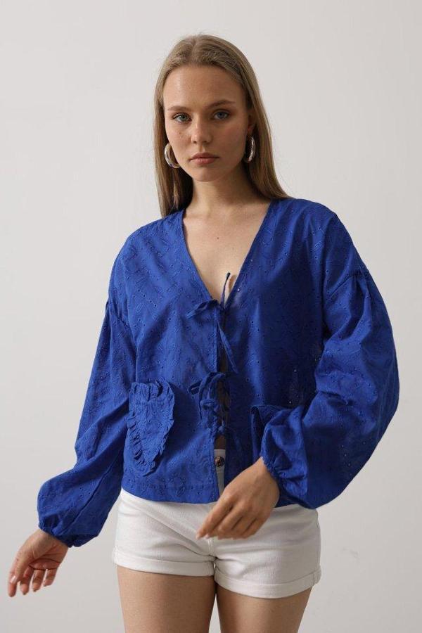 Kalp Detaylı Bağlamalı Brode Bluz - Saks - Image 1