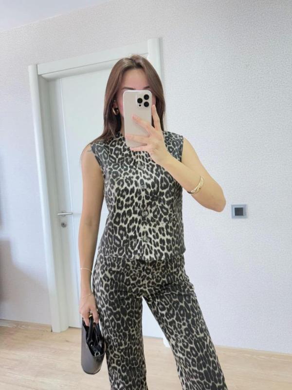 Leopar Desenli Düğmeli Bluzlu Pantolon İkili Takım -Leopar - Image 1