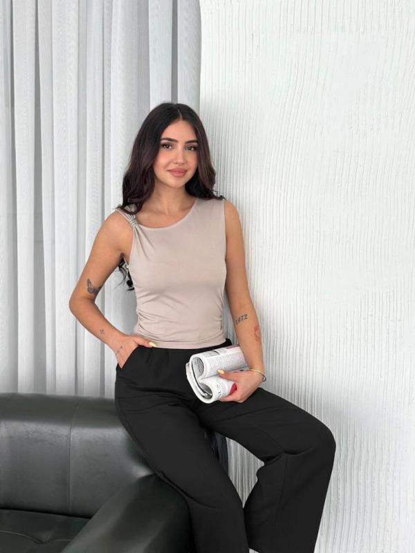 Osy Modal Yumuşak Dokulu Kumaş Bisiklet Yaka Sıfır Kol Bluz Omuz Toka Aksesuar Detaylı - Bej - Image 1
