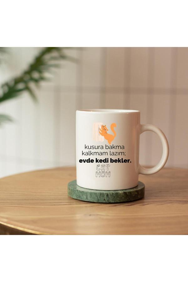 Kubdekor Kusura Bakma Kalkmam Lazım Evde Kedi Bekler Yazılı İllüstratif Cat Mom Kupa Bardak - Image 1