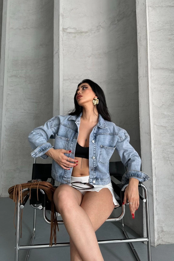 Çift cepli kol katlamalı kar yıkama crop kot ceket mavi d2000 - Image 1