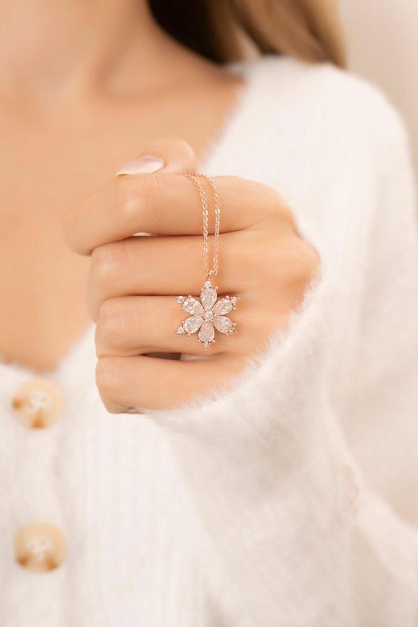 Eva Jewelry Kamelya Çiçeği Beyaz Taşlı 925 Ayar Gümüş Zincirl Kadın Kolye - Image 1