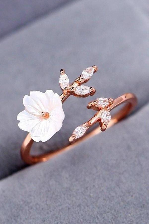 Sahira Jewelry Kadın Beyaz Manolya Çiçeği 14k Rose Altın Kaplama Yüzük - Image 1