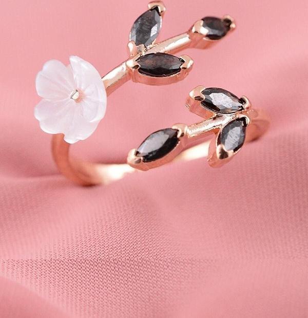 Sahira Jewelry Manolya Çiçeği Siyah Taşlı Ayarlanabilir 14 K Rose Altın Kaplama Kadın Yüzük - Image 1