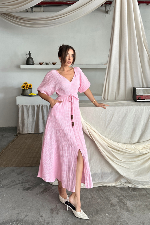 V YAKA BEL BONCUK BAĞLAMALI MÜSLİN ELBİSE YIRTMAÇ DETAYLI - Pembe - Image 1