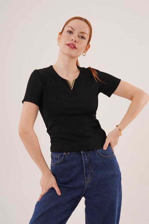 Kısa Kollu Yaka Detaylı Kaşkorse Siyah Bluz - Image 1