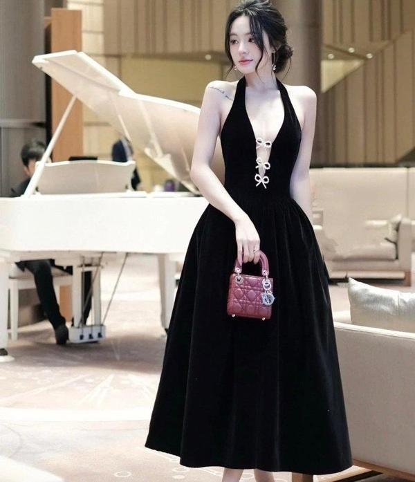 Kadın Derin V Yaka Kurdele Detaylı İthal Double Kumaş Elbise - Image 1