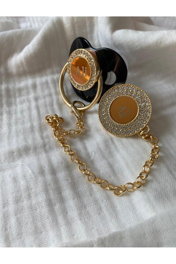 Tiny Wood İsme Özel Altın Kaplama Zirkon Taşlı Bebek Emzik Seti (0-6 Ay) | Silikon & Damaklı Siyah Renk - Image 1