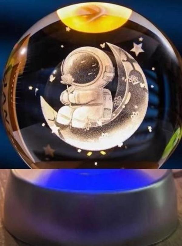 Dekoratif Ay Üstünde Astronot Tasarımlı Plastik Altlıklı Cam Küre - Image 1