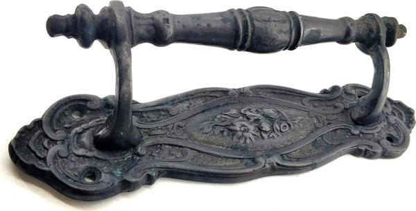 Antika Tarz Dekoratif Pirinç Çiçekli Yan Çekme Kapı Kolu - 240x62 Mm, Oksit - Image 1