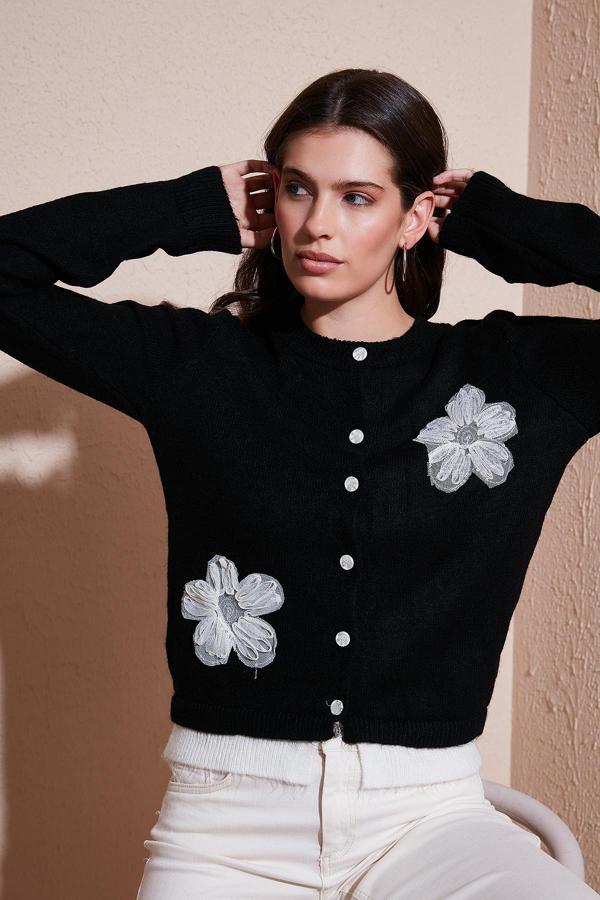 Lela Premium Tül Çiçek Detaylı Regular Fit Bisiklet Yaka Düğmeli Triko Bayan Hırka 680HI002421 SİYAH - Image 1