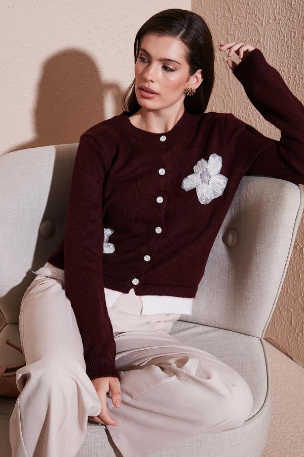 Lela Premium Tül Çiçek Detaylı Regular Fit Bisiklet Yaka Düğmeli Triko Bayan Hırka 680HI002421 BORDO - Image 1