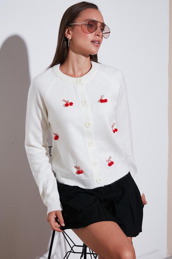 Lela Premium Regular Fit Bisiklet Yaka Kiraz Süslemeli Bayan Hırka 6802939A EKRU - Image 1