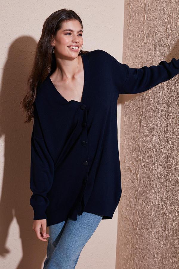 Lela V Yaka Düğmeli Triko Bayan Hırka 4616031 LACİVERT - Image 1