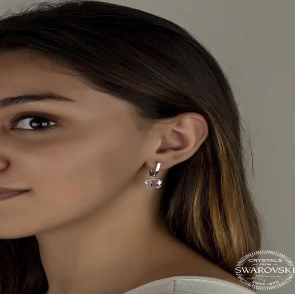 Supertrend Swarovski Crystal Taşlı Gümüş Beyaz Papatya Sallantılı Kadın Küpe - Image 1