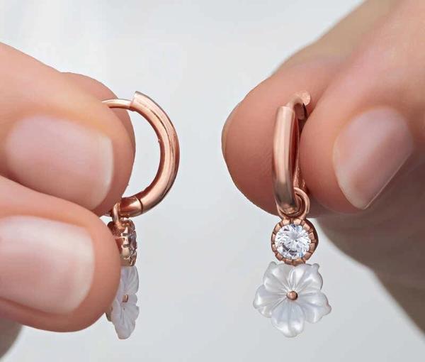 Supertrend Gümüş Rose Sallantılı Manolya Çiçeği Kadın Küpe - Image 1