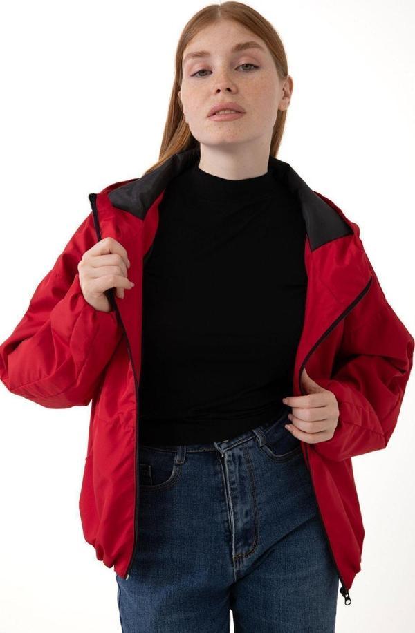 Spor Kadın Kapüşonlu Su ve Rüzgar Geçirmez Cepli İçi Astarlı Oversize Mevsimlik Yağmurluk - Image 1