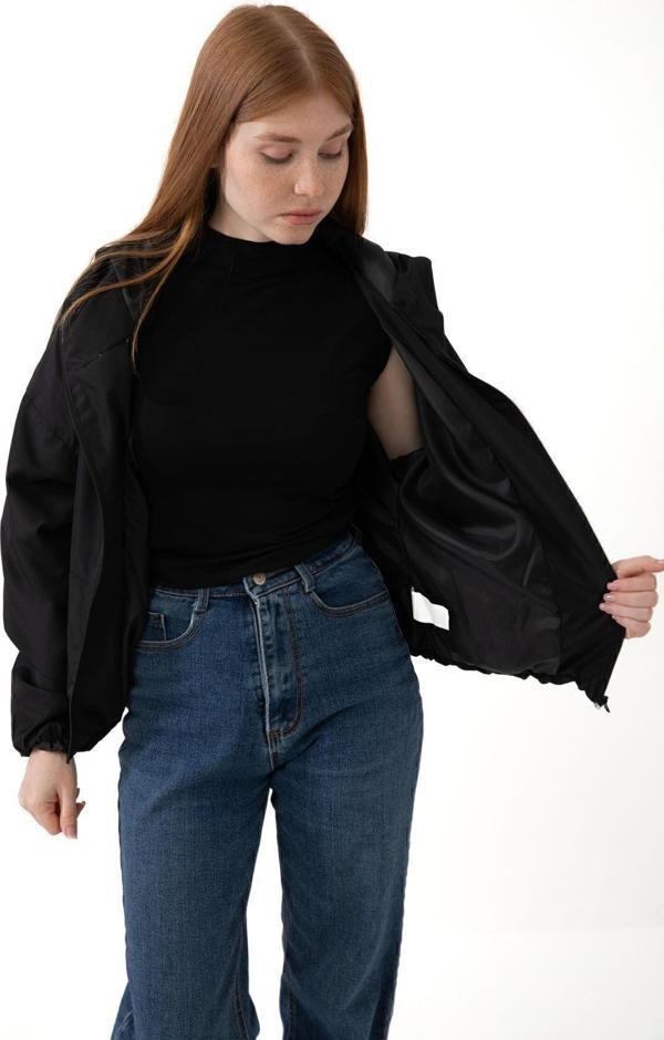 Spor Kadın Kapüşonlu Su ve Rüzgar Geçirmez Cepli İçi Astarlı Oversize Mevsimlik Yağmurluk - Image 1