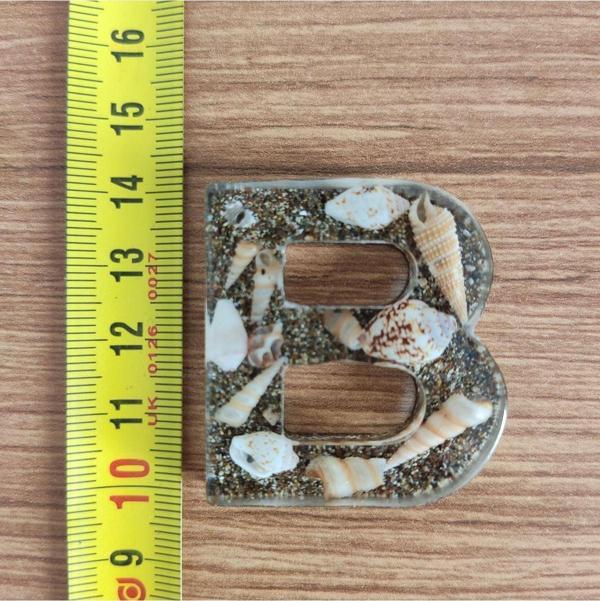 "B" HARFİ - Kıyı Esintisi Harf Anahtarlık (A–Z) – Gerçek Deniz Kabuğu, Kum ve Şeffaf Epoksi– El Yap - Image 1