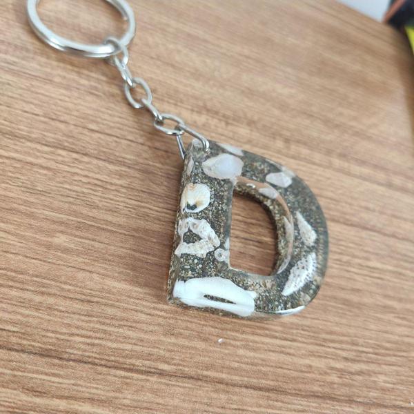 "D" HARFİ - Kıyı Esintisi Harf Anahtarlık (A–Z) – Gerçek Deniz Kabuğu, Kum ve Şeffaf Epoksi– El Yap - Image 1