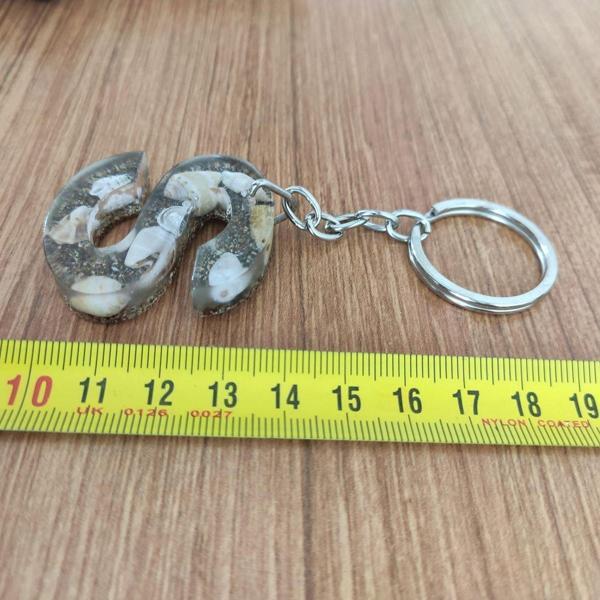 "S" HARFİ - Kıyı Esintisi Harf Anahtarlık (A–Z) – Gerçek Deniz Kabuğu, Kum ve Şeffaf Epoksi– El Yap - Image 1