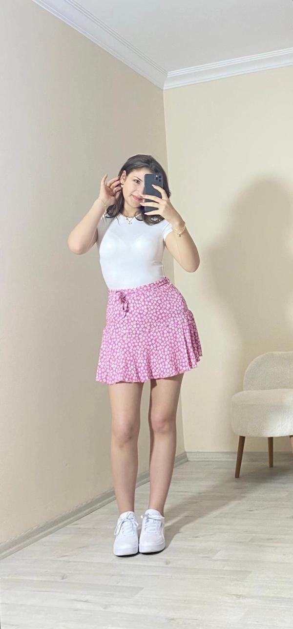 Belden Bağlama Detaylı Şort Etek Beyaz Pembe - Image 1