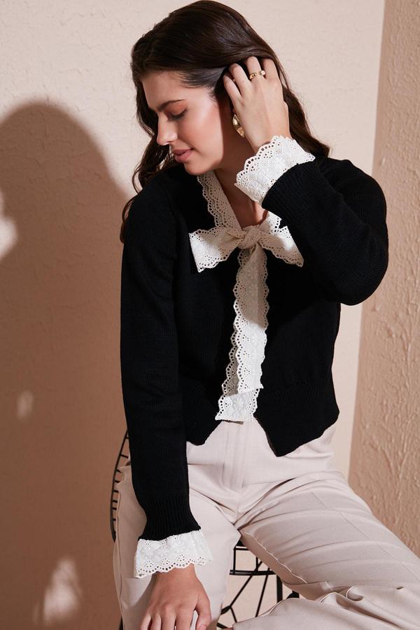 Lela Premium Dantelli Bağlamalı Yaka Regular Fit Düğmeli Triko Bayan Hırka 680HI00251 SİYAH - Image 1