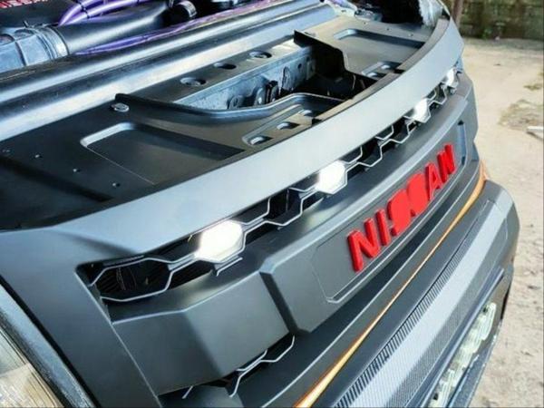 Nissan Navara NP300 (2015-2020) Arası Uyumlu Ledli Panjur - Siyah / Dizayn B - Image 1