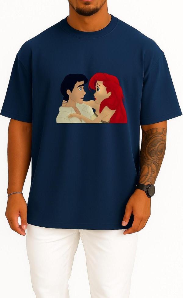 Oversize Ariel The Prince The Little Mermaid Elsa Göğüs Tasarımlı Unisex T-Shirt - Image 1