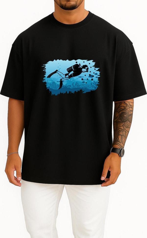 Oversize Scuba Diving Silüet Göğüs Tasarımlı Unisex T-Shirt - Image 1