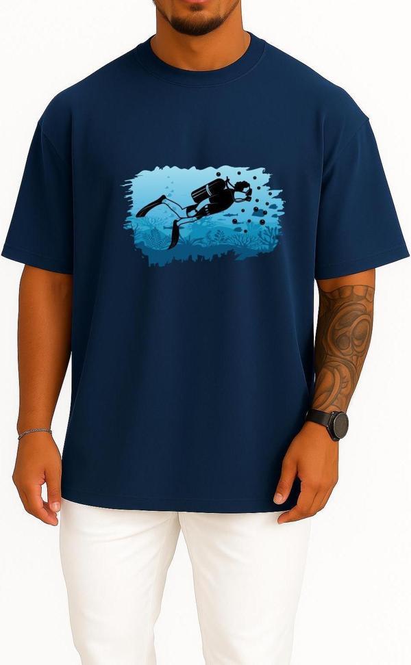 Oversize Scuba Diving Silüet Göğüs Tasarımlı Unisex T-Shirt - Image 1