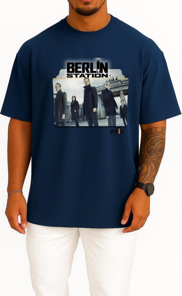 Oversize Berlin Station Series And Season Folder İcons, Berlin Station Göğüs Tasarımlı Unisex T-Shirt - Image 1