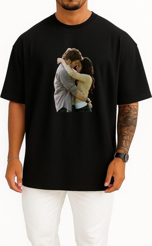 Oversize The Twilight Saga Eclipse Bella Swan Edward Cullen Göğüs Tasarımlı Unisex T-Shirt - Image 1