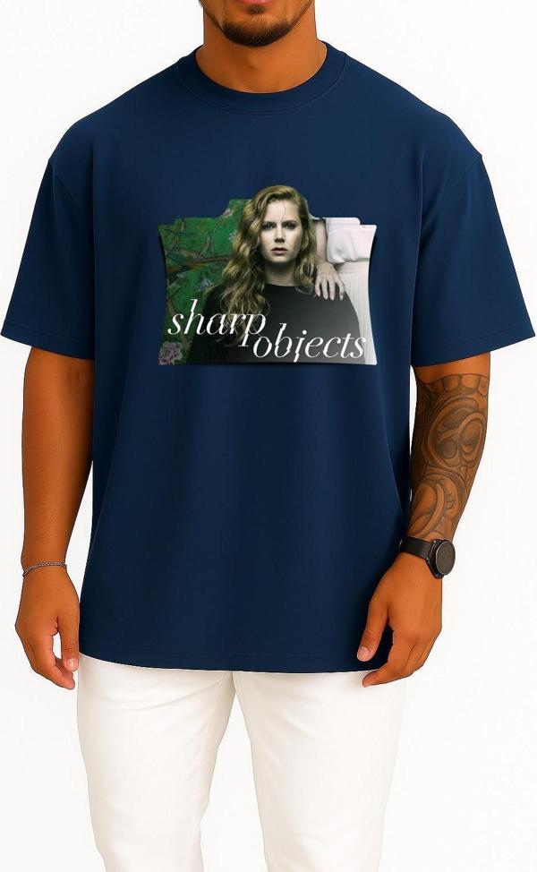 Oversize Sharp Objects Tv Series Folder Icon, Sharp Objects Göğüs Tasarımlı Unisex T-Shirt - Image 1