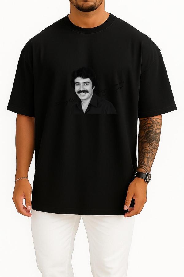 Oversize Ferdi Tayfur Bir Gün Gitsen Bile Hatıran Yeter Göğüs Tasarımlı Unisex T-Shirt - Image 1
