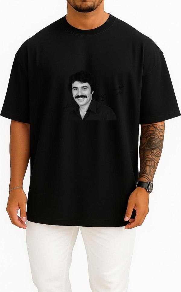 Oversize Ferdi Tayfur Bir Gün Gitsen Bile Hatıran Yeter Göğüs Tasarımlı Unisex T-Shirt - Image 1