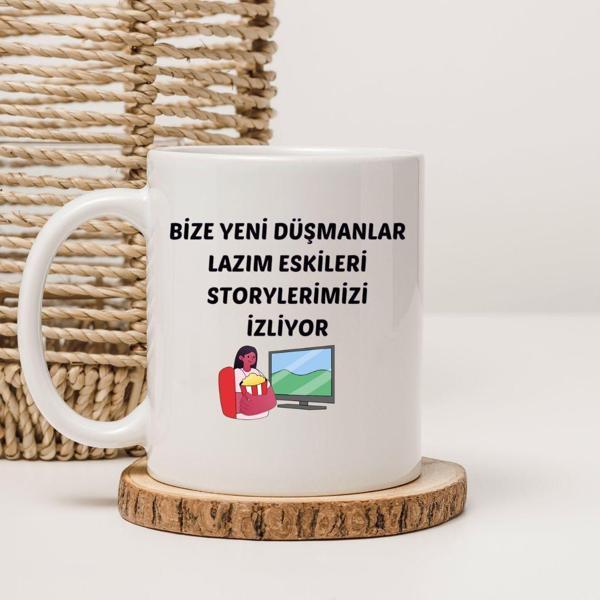 Bize Yeni Düşmanlar Lazım Eskileri Storylerimizi İzliyor yazılı Baskılı Kupa Bardak Kahve Kupası - Image 1