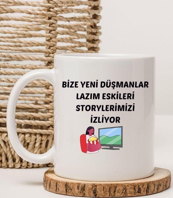 Bize Yeni Düşmanlar Lazım Eskileri Storylerimizi İzliyor yazılı Baskılı Kupa Bardak Kahve Kupası - Image 1