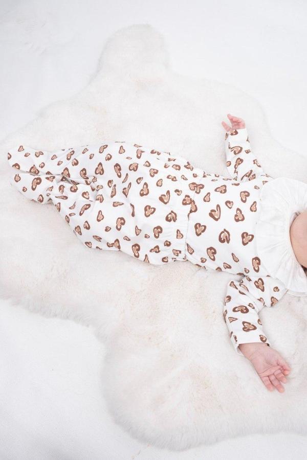 Bebek Zıbın & Pantolon Takımı – Kalpli Desen - Image 1